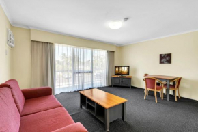 Quiet unit in leafy hotel